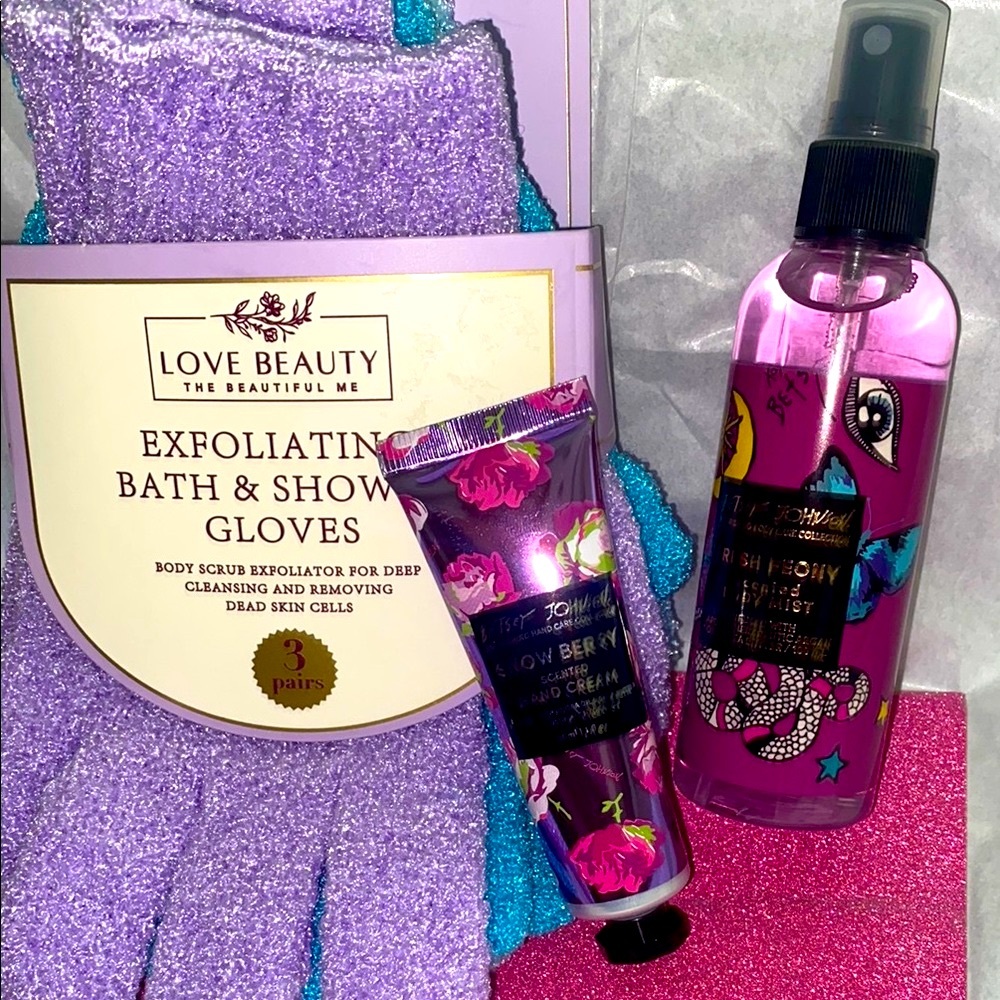Betsey Johnson Skincare/Beauty Set w an additional 3pc Set of Exfoliating Gloves - Picture 4 of 4